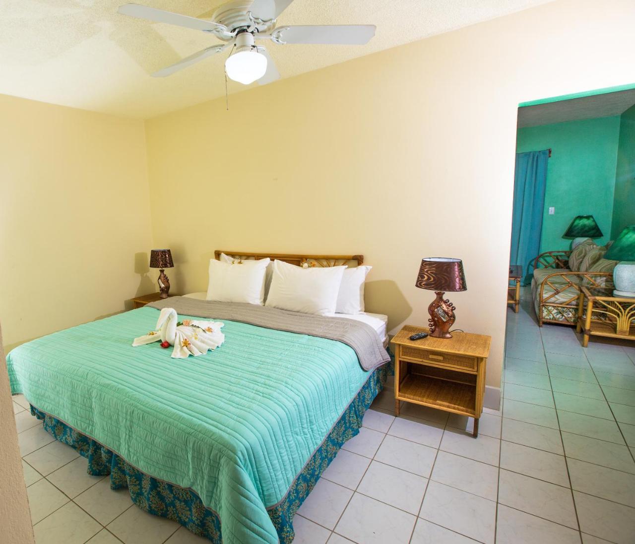 Banana Beach Resort San Pedro  Exterior photo
